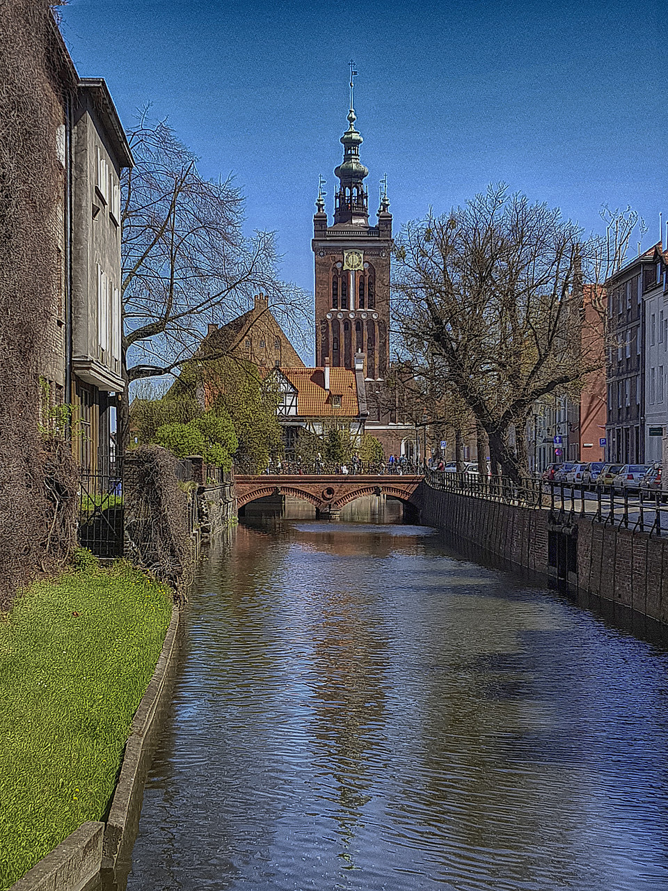 Гданьск, канал с водой и зеленой травой по берегу. Польша.